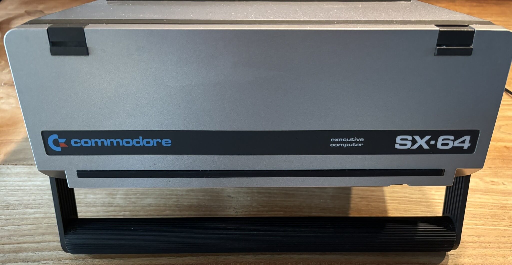 commodore 64 sx  front   view   closed